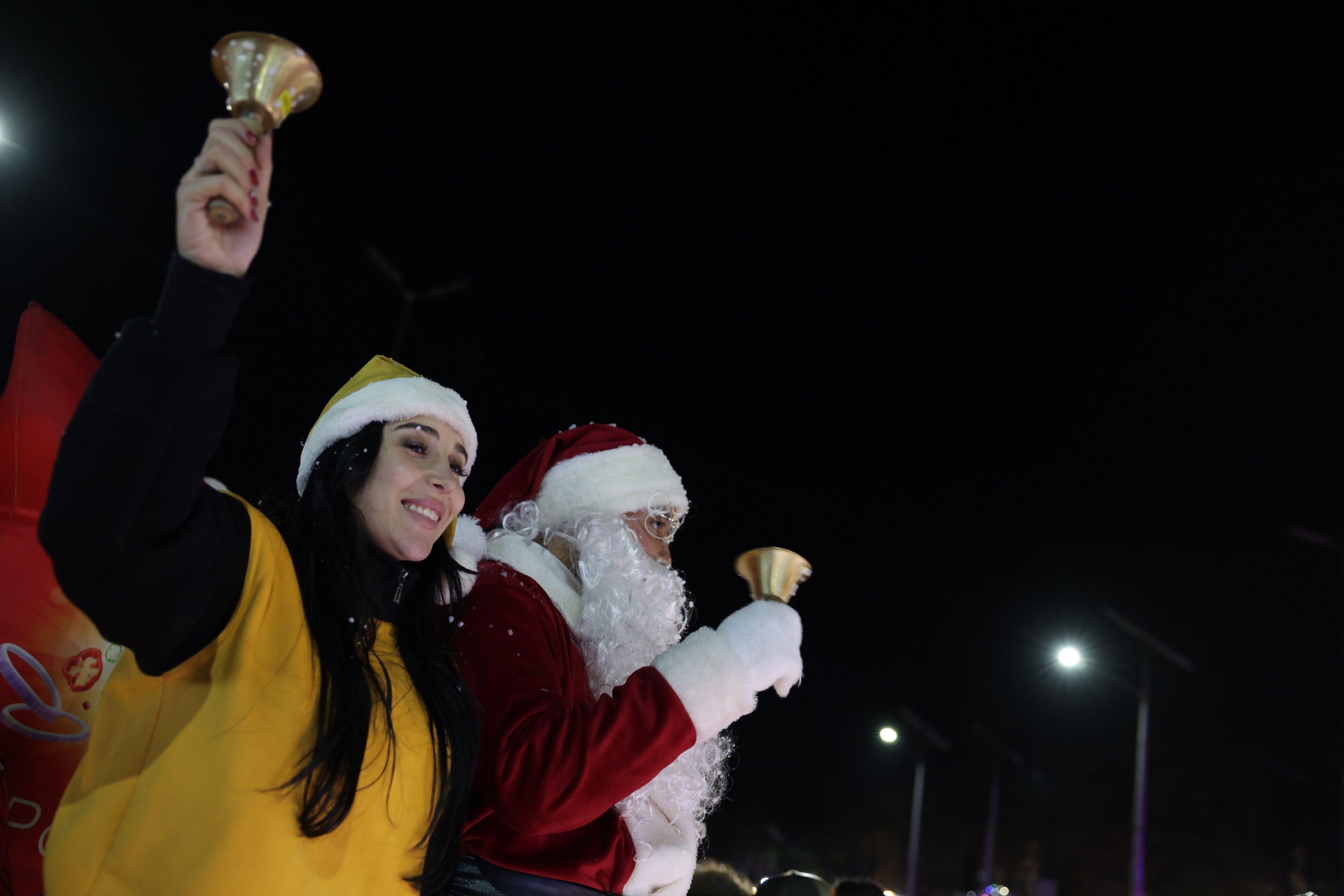 تجمع للناس مرتدين أزياءً مختلفة للاحتفال بالعام الجديد في دمشق