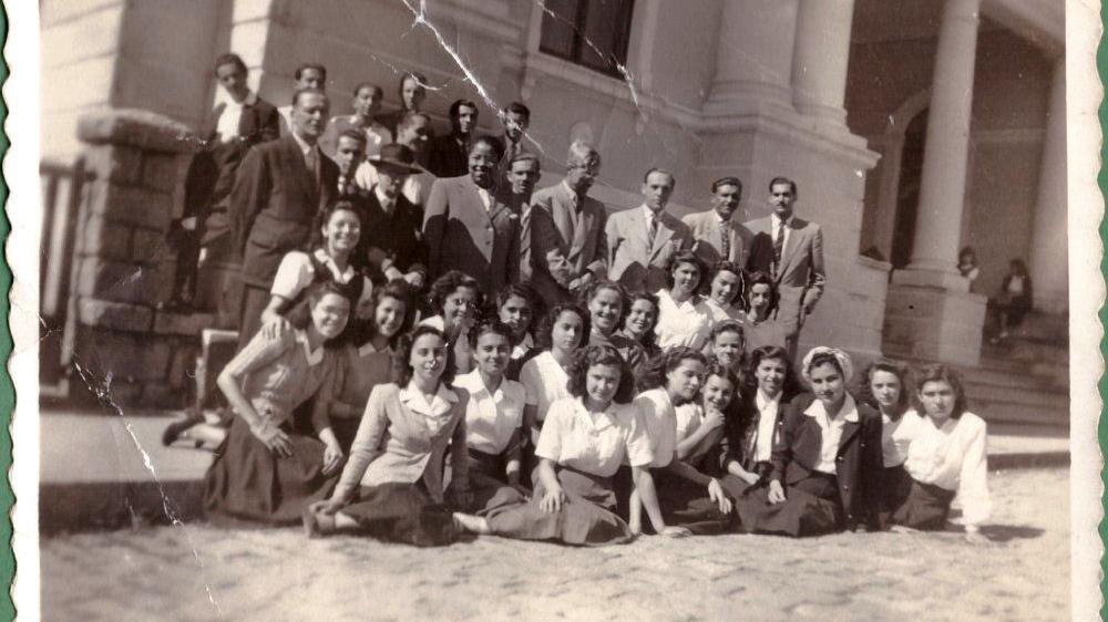 Antonieta de Barros, com sua turma de normalistas