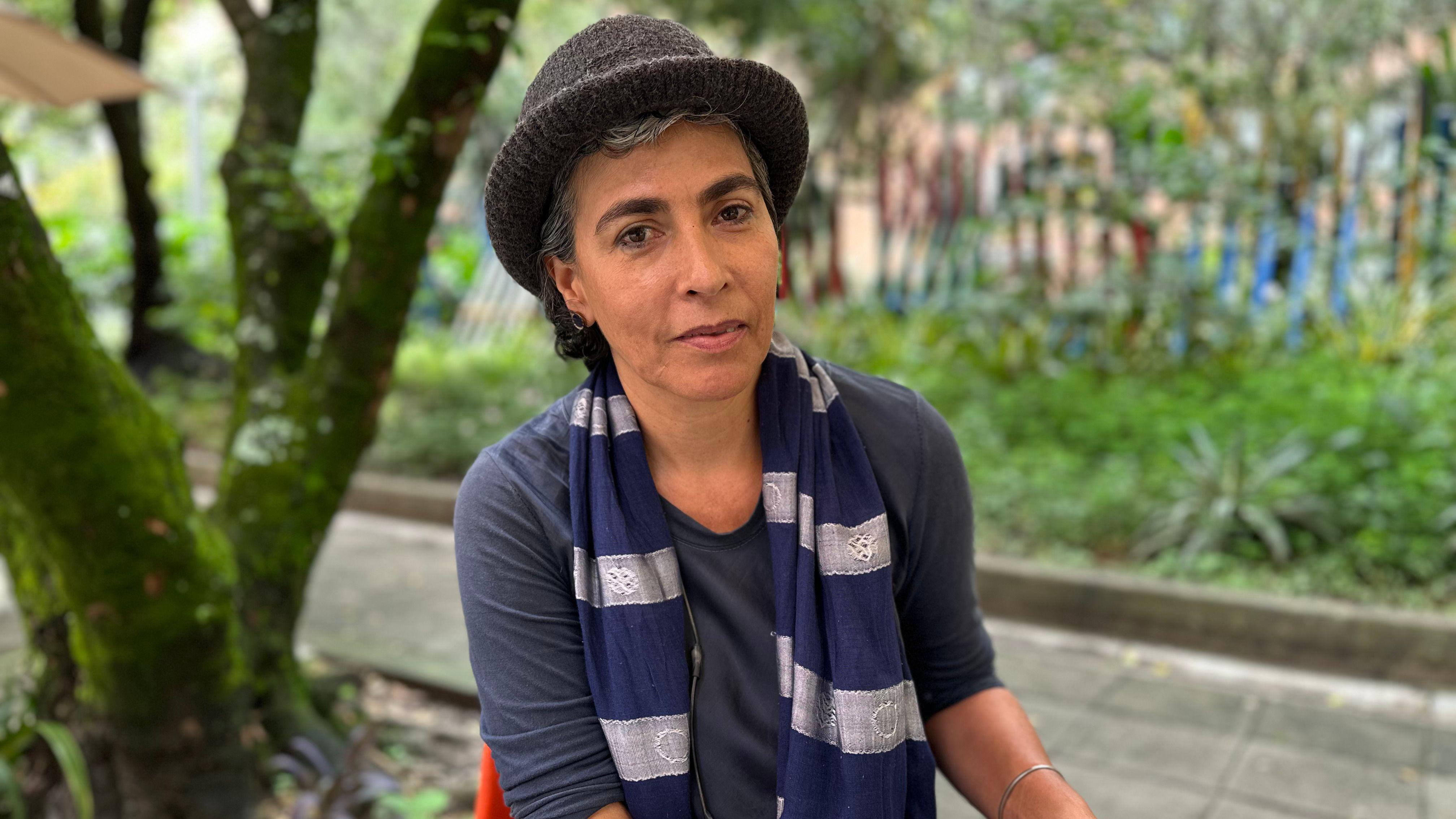 Clara Grisales, fotografiada en conversación con BBC Mundo en Medellín.