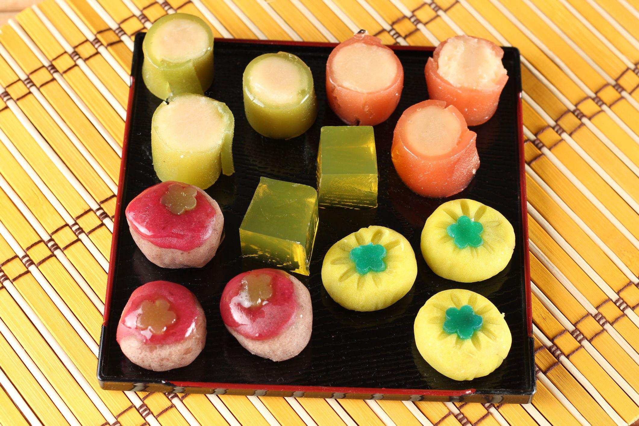 Doces tradicionais japoneses decorados e recheados com pasta de feij&atilde;o doce