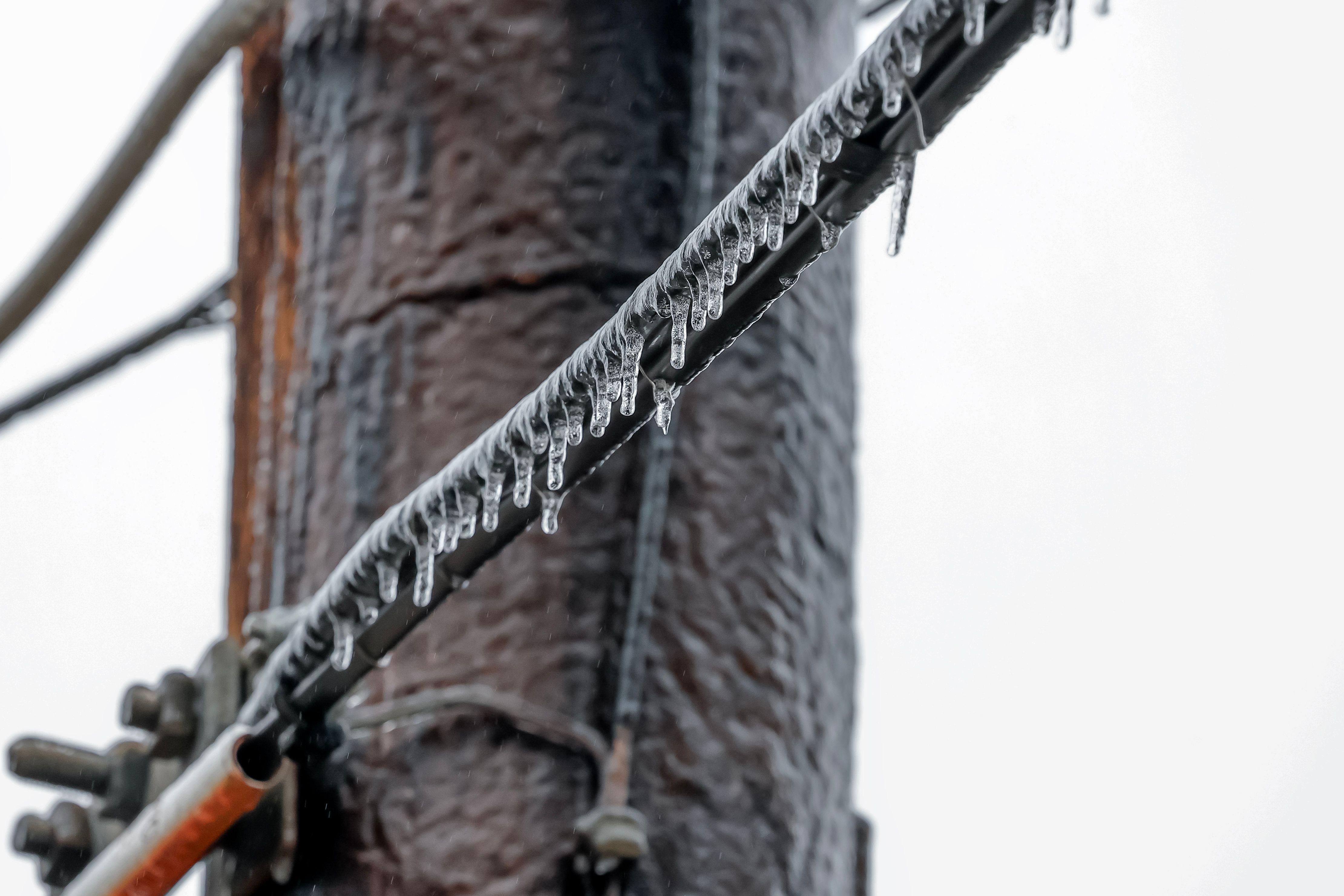 zaleđeni stub za električnu energiju u Atlanti