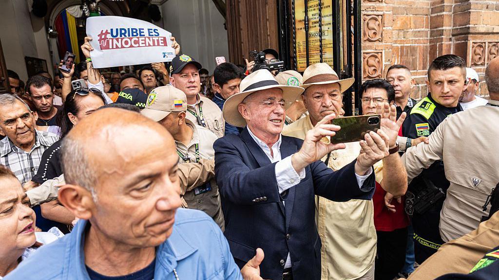 Álvaro Uribe con simpatizantes este domingo 27 de julio.