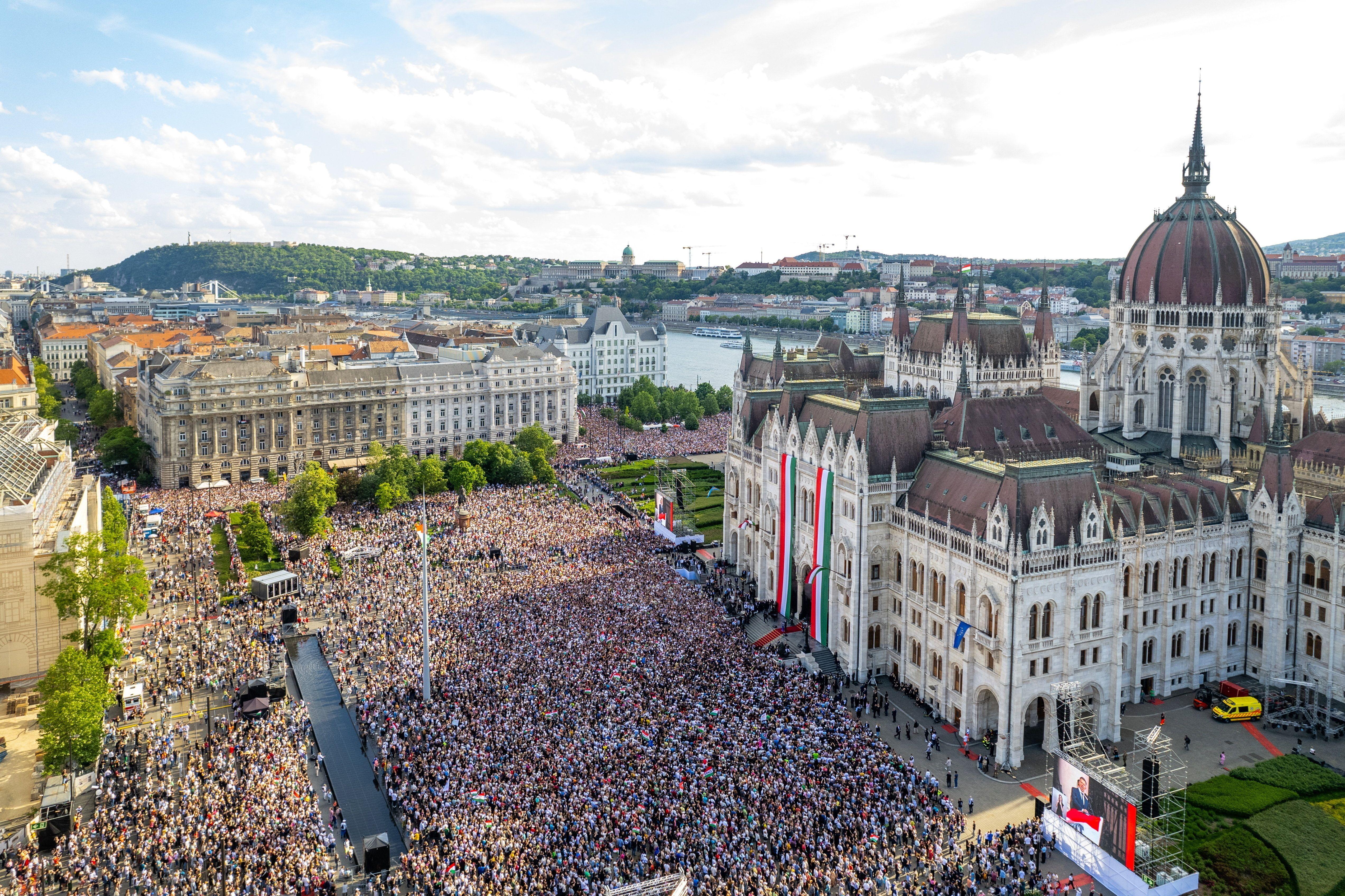 pristalice tise ispred parlamenta u mađarskoj