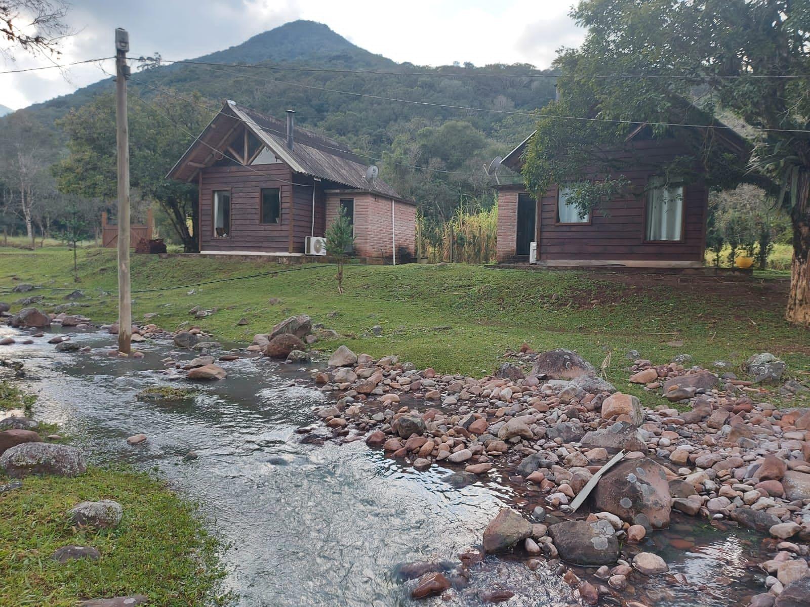 Cabanas em s&iacute;tio com &aacute;rea inundada na frente