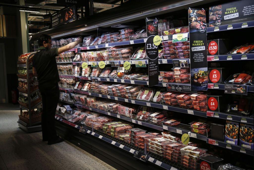 Estante de carne en un supermercado británico