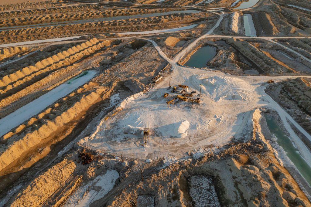 Vista aérea de un terreno que se prepara para la extracción de litio.