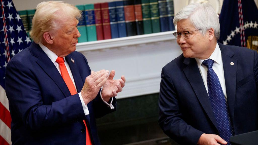 2025年3月3日，台灣積體電路製造公司（台積電）執行長魏哲家（右）在華盛頓特區白宮羅斯福廳發表演說後，轉向美國總統特朗普。