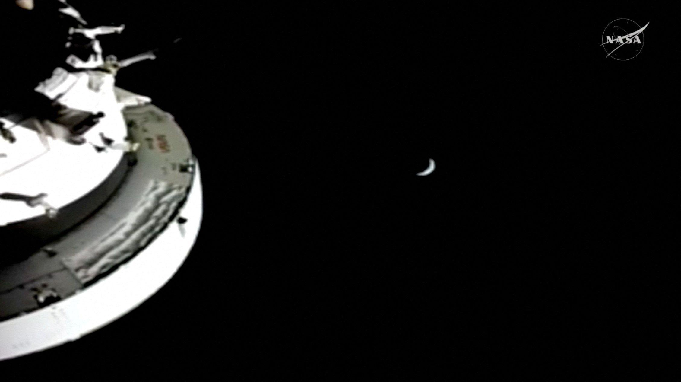 Pogled na Zemlju iz kapsule Orion misije Artemis Dva nakon što je letelica dostigla najveću udaljenost od planete tokom kruženja oko Meseca