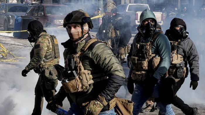 agentes de migración en ee.uu. lanzan gas lacrimógeno en medio de protestas en mineápolis 