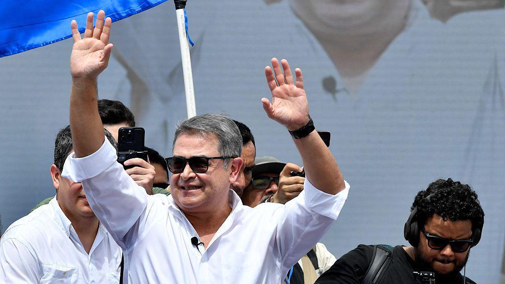 Hernández saluda con ambas manos con simpatizantes.