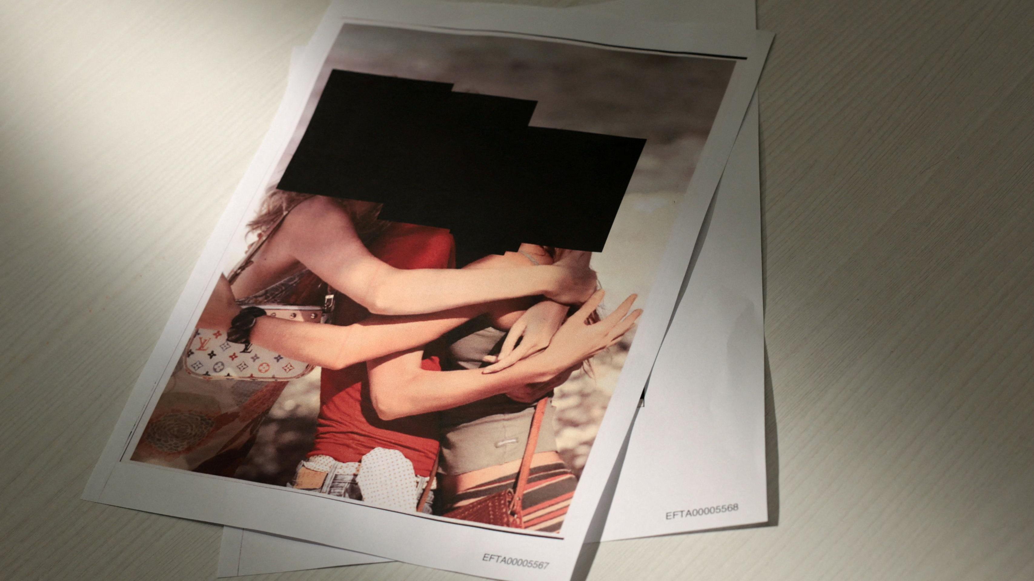 Tri žene se grle na jako redigovanoj fotografiji, lica su im zatamnjena