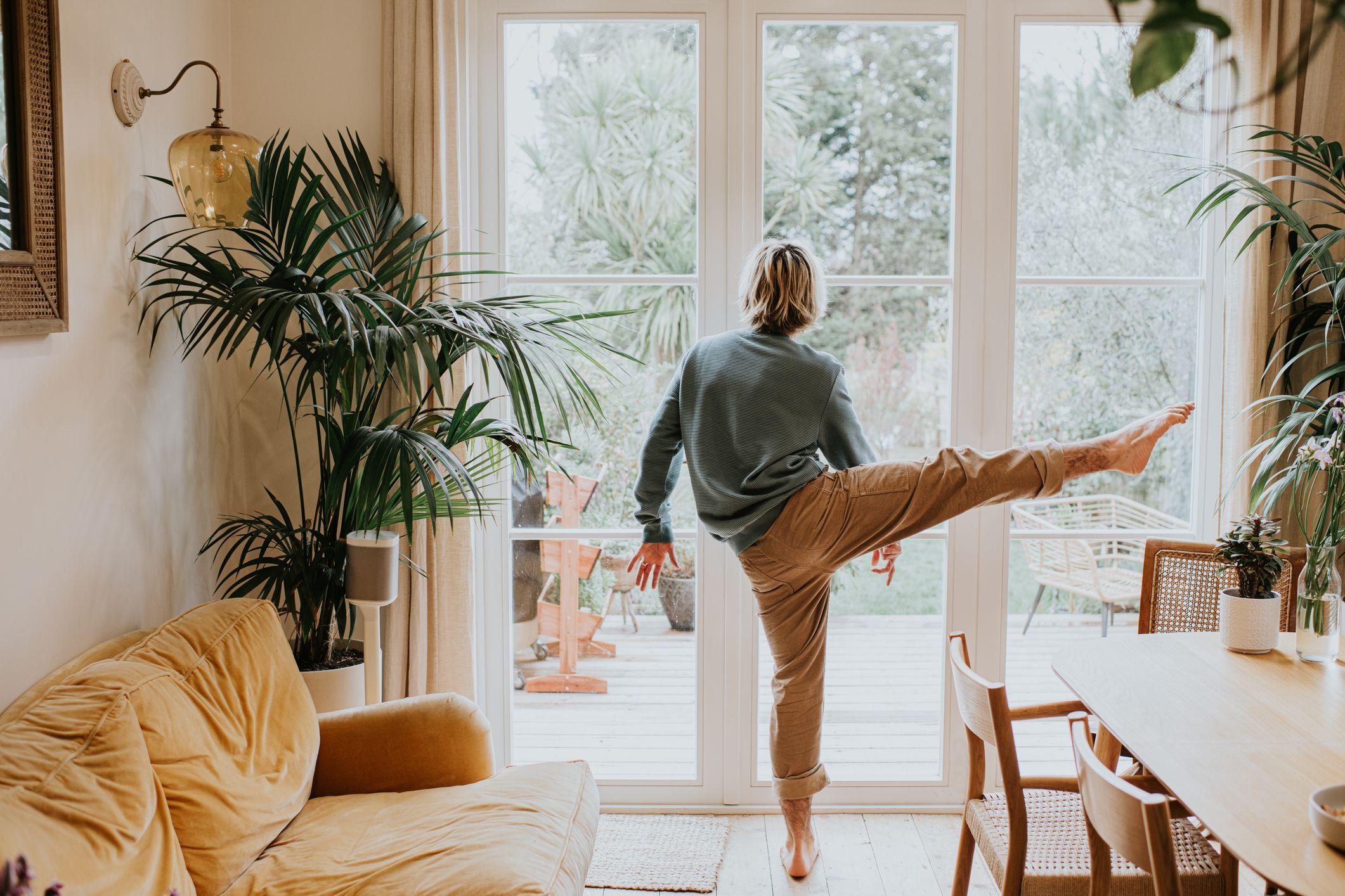 Una persona hace equilibrio sosteniéndose con una sola pierna. 