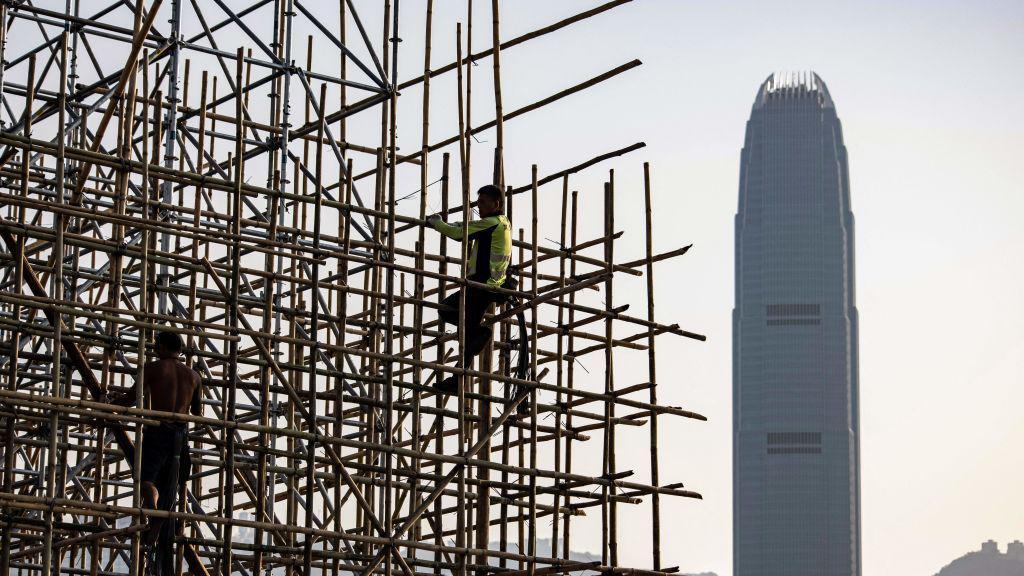 一名建築工人在竹棚上