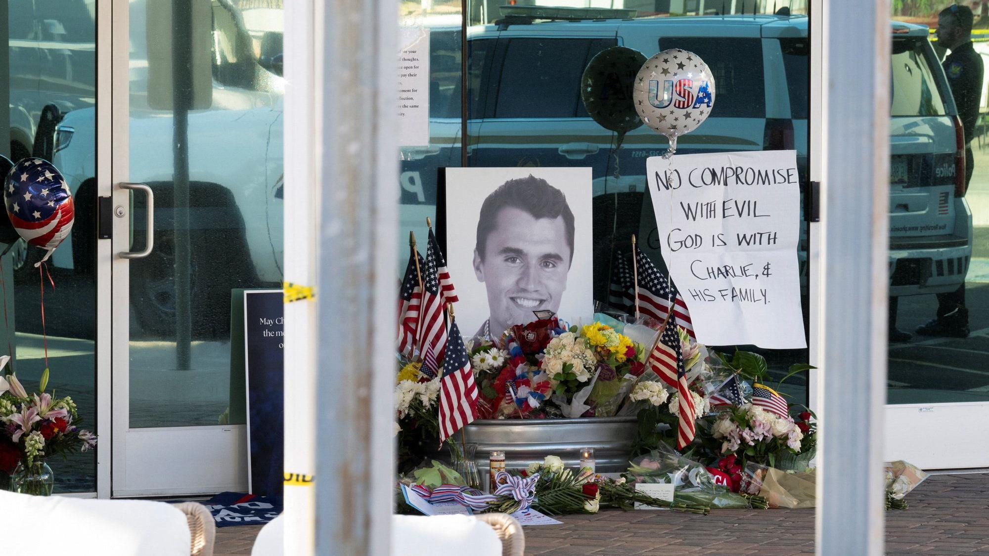 Se celebra un homenaje a Charlie Kirk, quien fue asesinado a tiros en Utah, en la sede de Turning Point USA en Phoenix, Arizona, EE.UU., el 10 de septiembre de 2025.