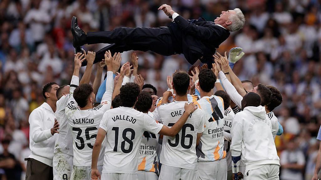 O técnico Carlo Ancelotti do Real Madrid após sua última partida pelo Real Madrid durante a partida da LaLiga EA Sports entre Real Madrid e Real Sociedad no Estádio Santiago Bernabeu em 24 de maio de 2025 em Madri, Espanha