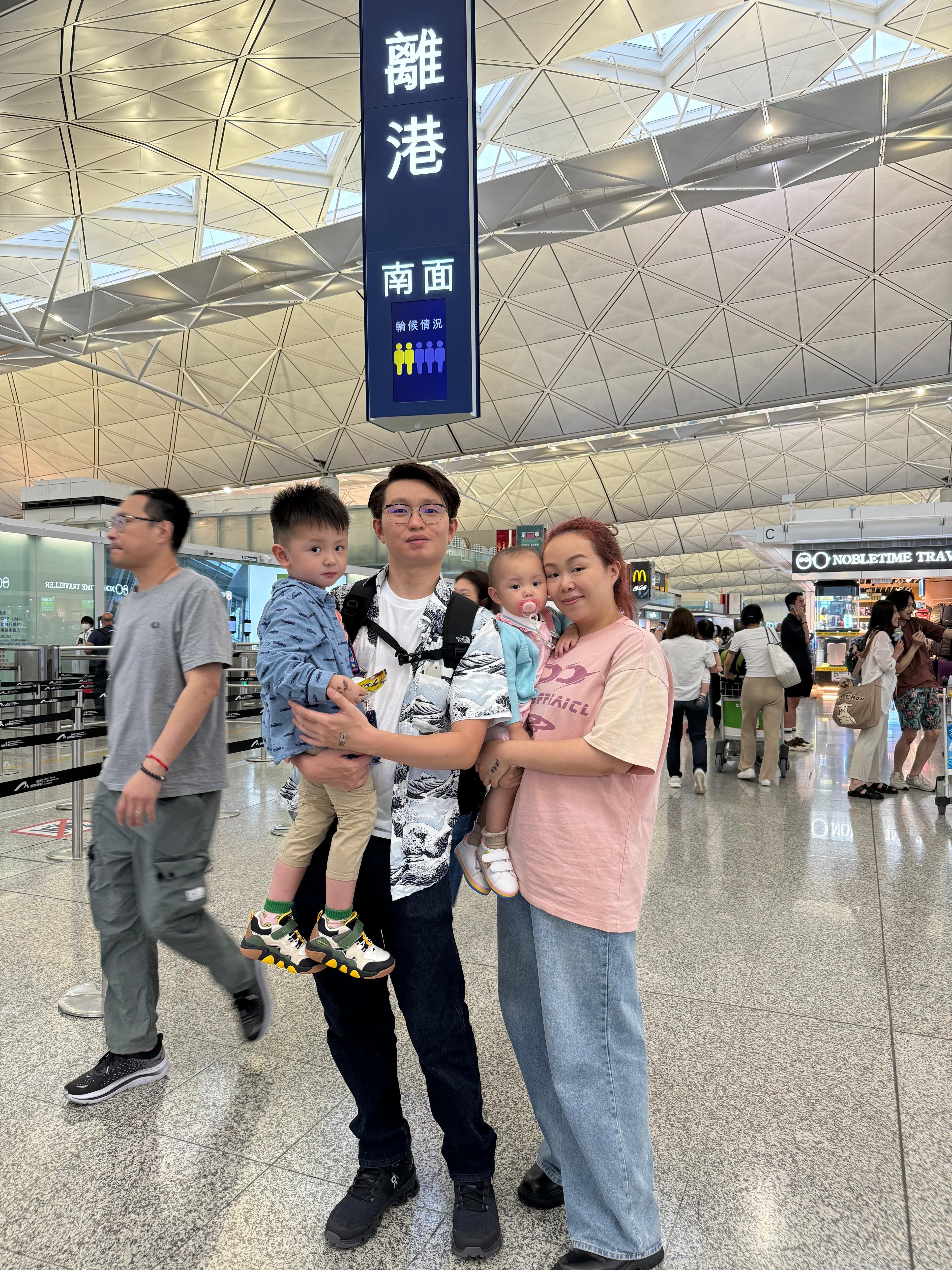 何先生及何太太一家四口在機場送別。