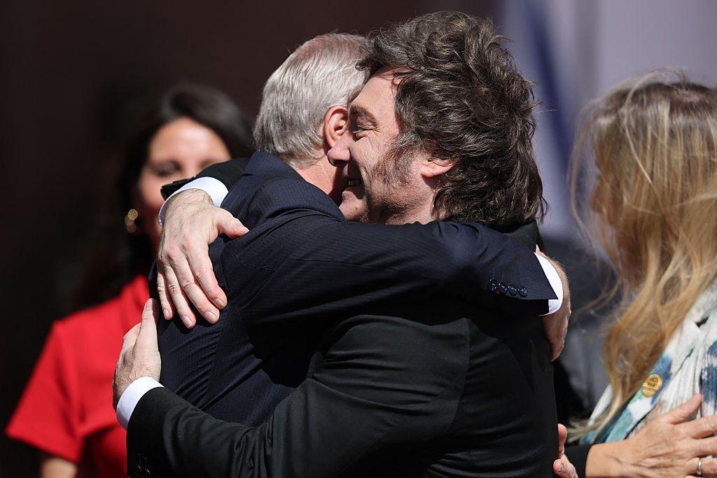 Kast y Milei se abrazan durante la ceremonia de cambio de mando en Chile