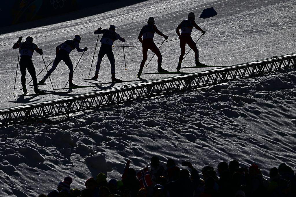 Varios esquiadores, y sus sombras, en una prueba de esquí de fondo en Milán-Cortina 2026