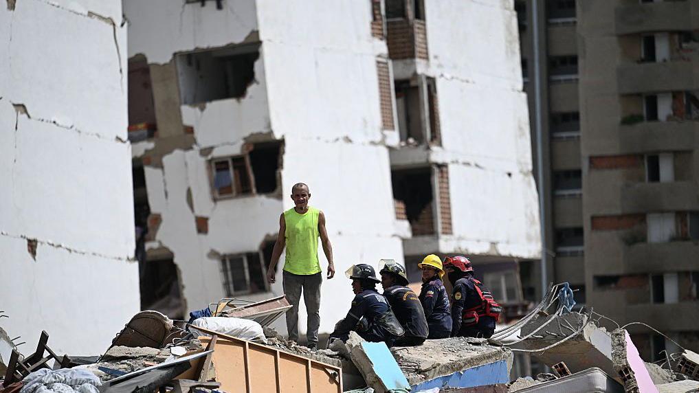 Un hombre sobre los escombros de un edificio destruido.