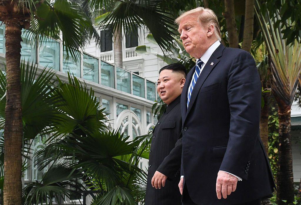 Kim Jong-un  camina sonriente a la derecha de Donald Trump en una cumbre en Hanói. 