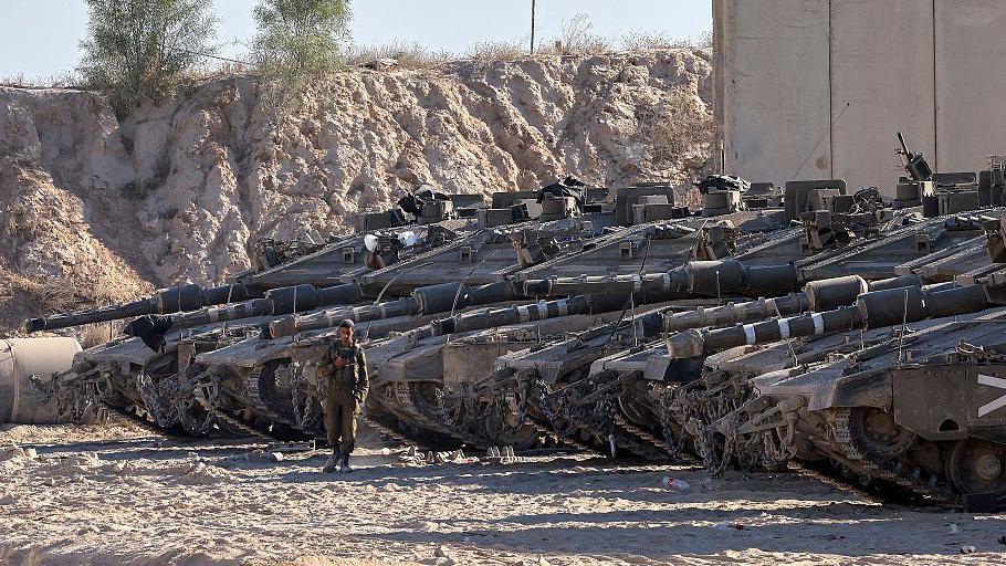 Tanques del ejército israelí toman posiciones en la frontera entre Israel y la Franja de Gaza el 29 de mayo de 2025,