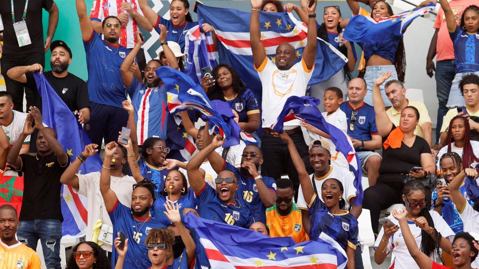 Torcedores de Cabo Verde comemoram nas arquibancadas