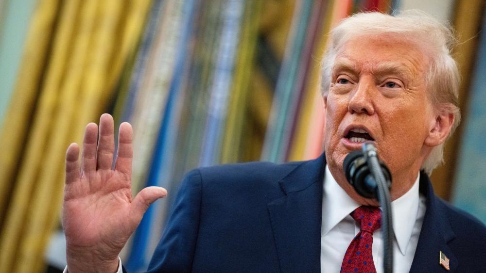 Donald Trump hablando en la Oficina Oval