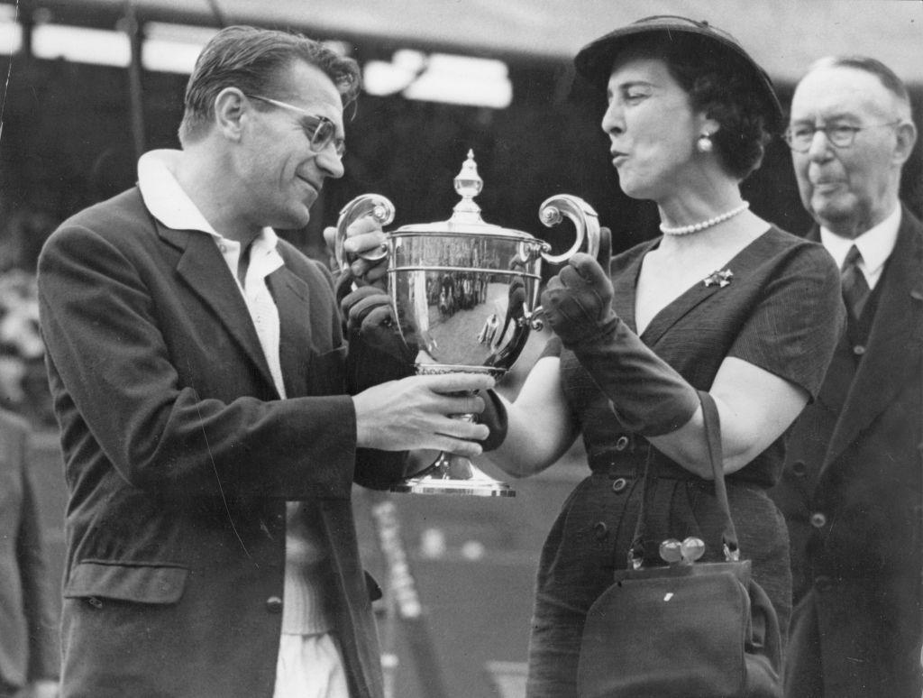 مارينا، دوقة كينت، تقدم كأس فردي الرجال إلى المصري ياروسلاف دروبني بعد فوزه ببطولة ويمبلدون للتنس عام 1954