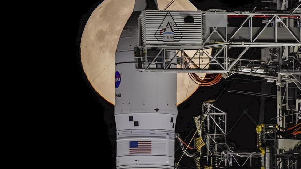 Un cohete espacial de la Nasa listo para el despegue con la Luna de fondo