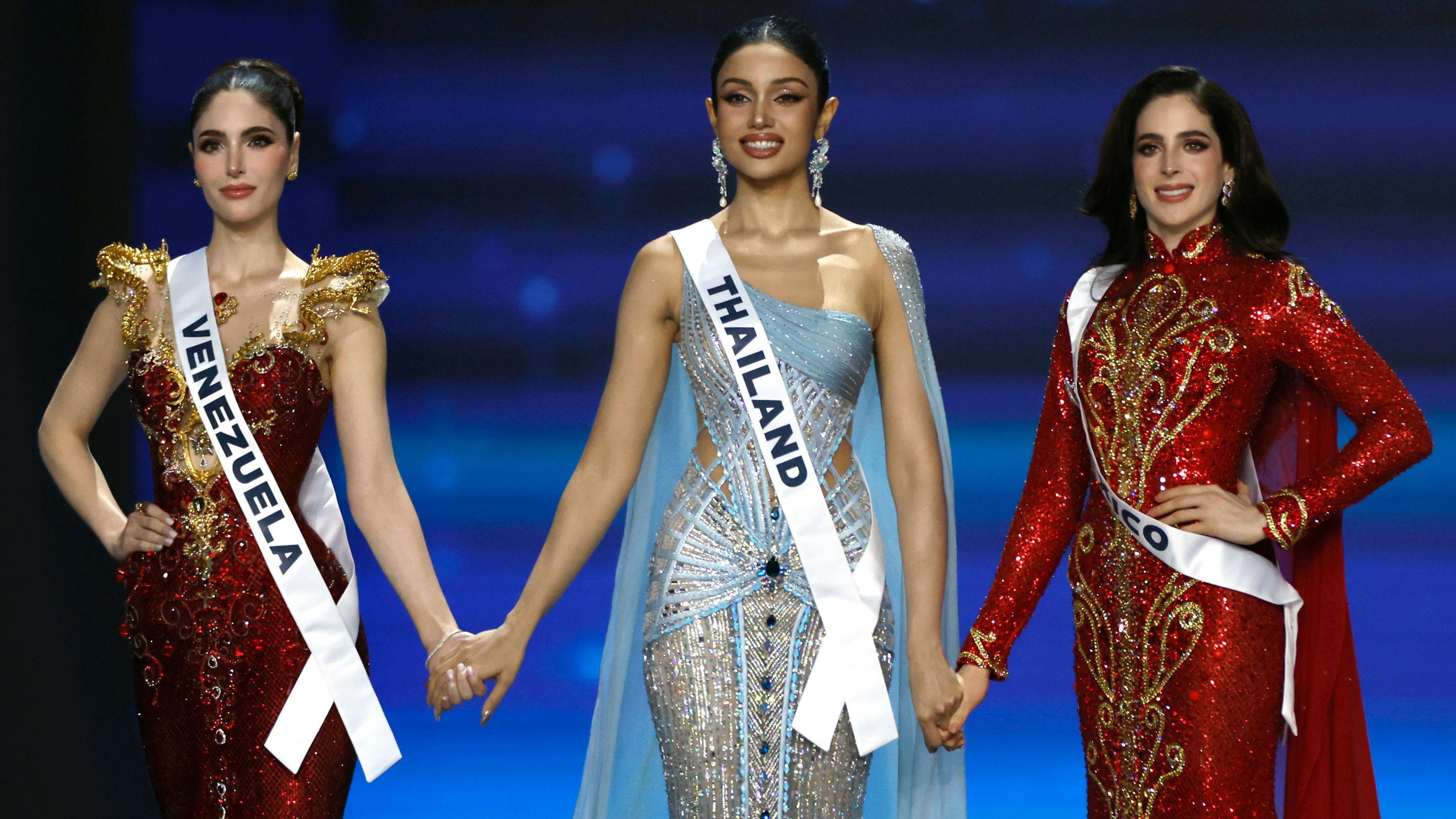 Las representantes de Venezuela (izda.), Tailandia (centro) y México (dcha.) en la edición de Miss Universo 2025 se toman las manos.