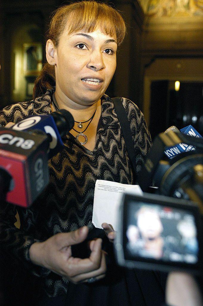 Luz Cuevas em encontro com a imprensa na Filadélfia em março de 2004, após a descoberta de que sua filha estava viva e tinha sido raptada