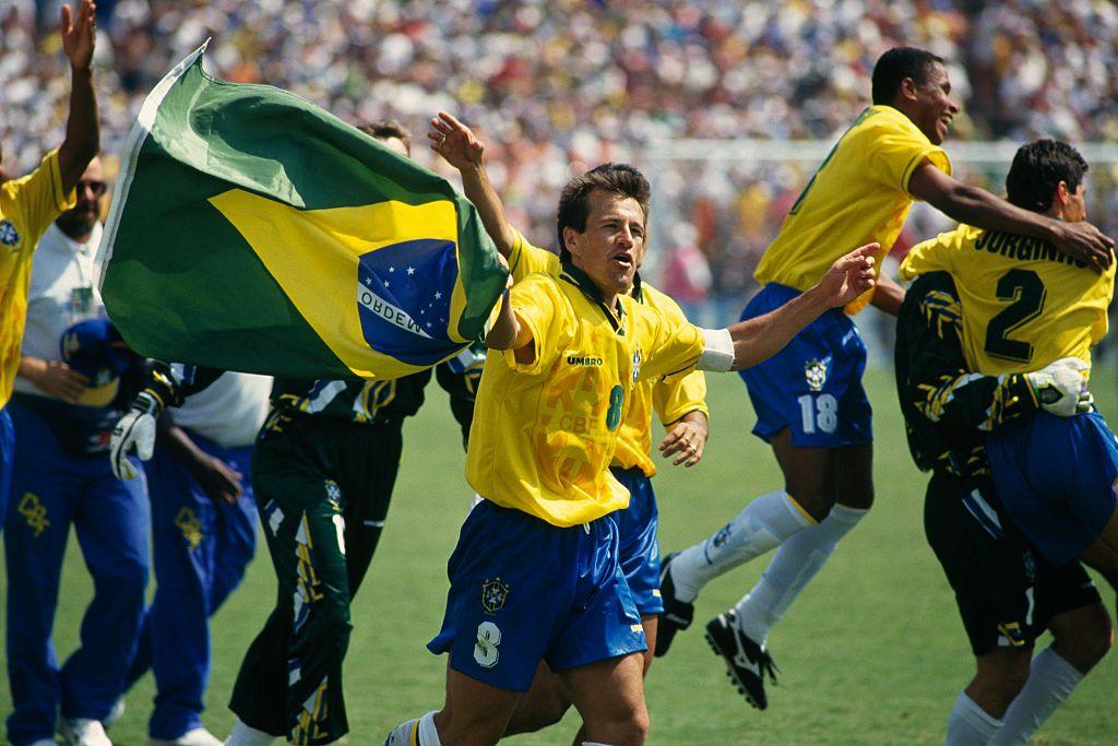 Jogadores do Brasil comemoram o tetracampeonato mundial de futebol nos Estados Unidos