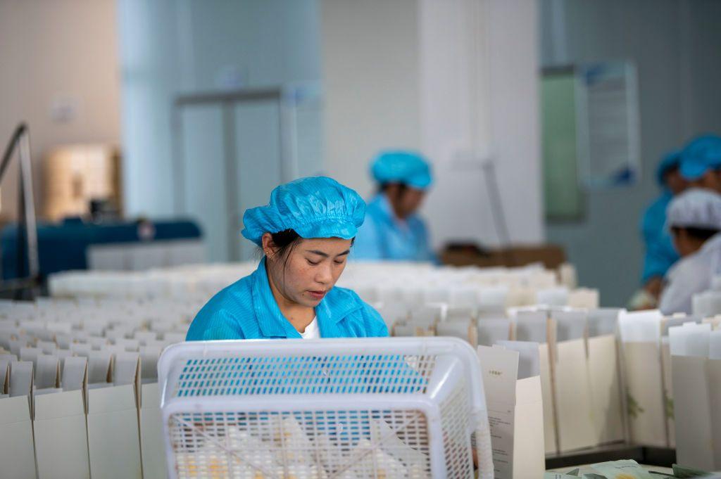 中國工人在醫藥器械流水作業工廠工作