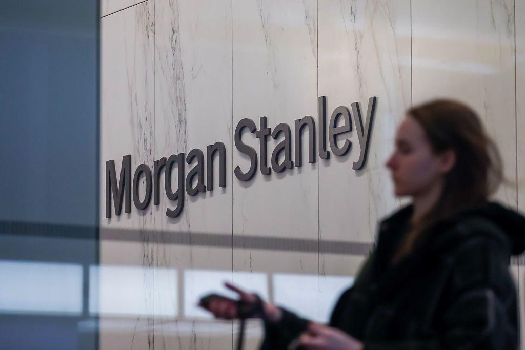 Una mujer camina frente a la sede de Morgan Stanley en Nueva York, EE. UU., 9 de abril de 2026