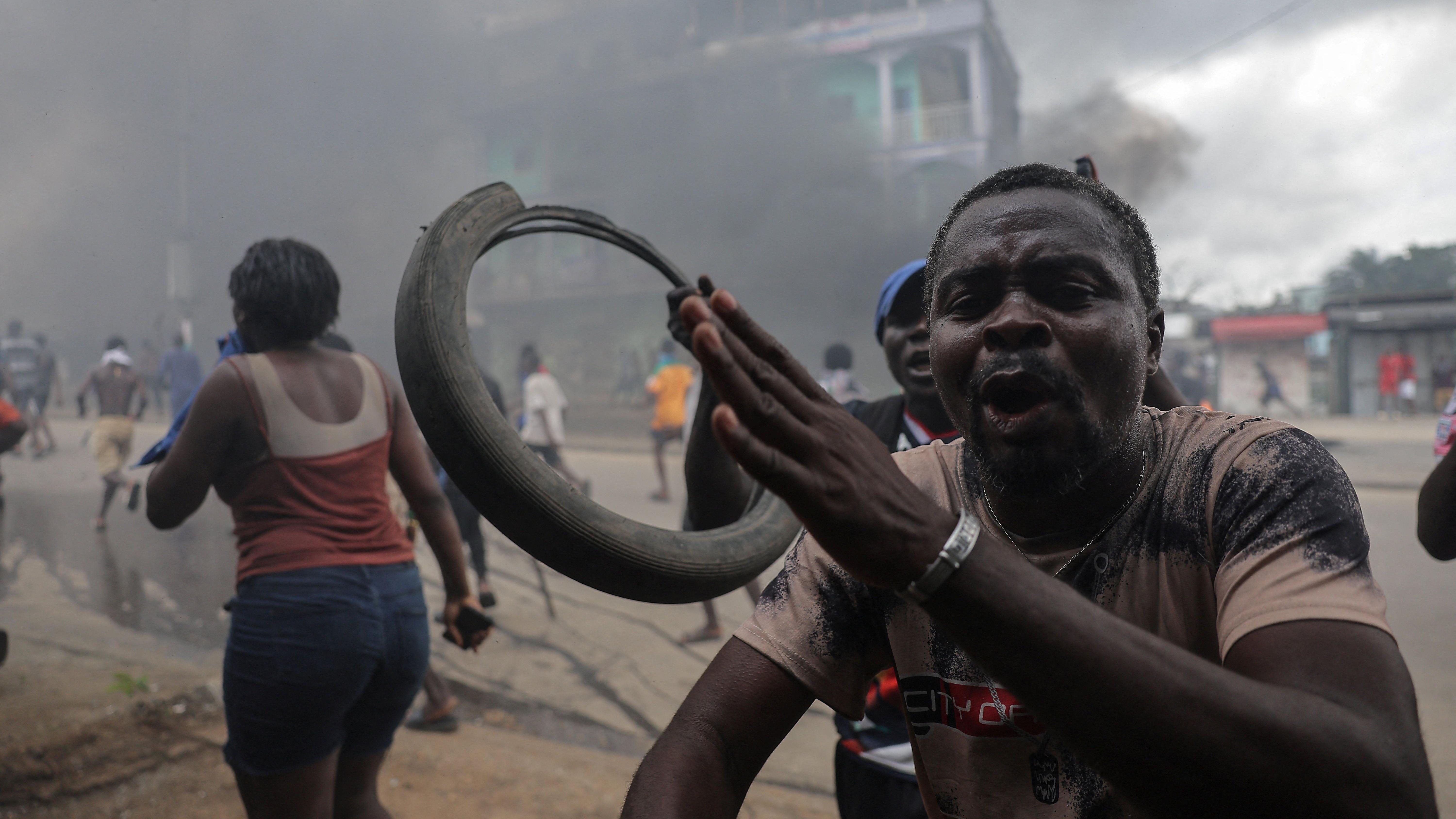 Un partidario del candidato de la oposición camerunesa Issa Tchiroma reacciona durante los enfrentamientos con las fuerzas de seguridad después de que el Consejo Constitucional declarara al presidente Paul Biya como ganador de las elecciones presidenciales del 12 de octubre, en Duala, Camerún, el 27 de octubre de 2025.