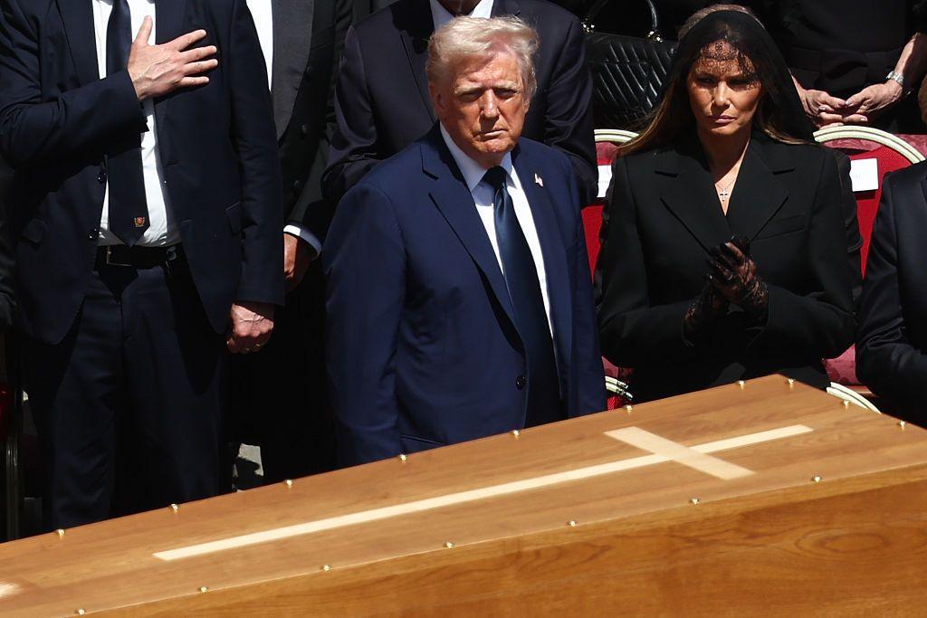 Donald Trump e Melania Trump durante a cerimônia fúnebre do Papa Francisco na Praça de São Pedro, no Vaticano