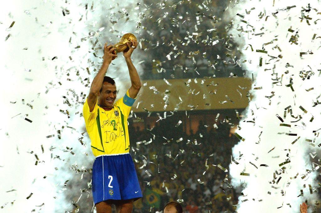Café sostiene la copa del mundo en celebración