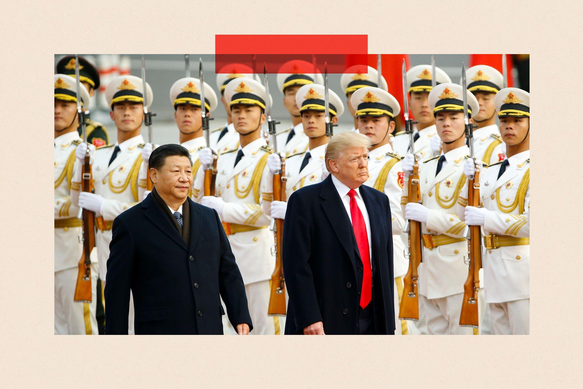 習近平和特朗普走過身穿白色制服、手持槍枝的中國士兵。習近平和特朗普都穿著深色西裝。