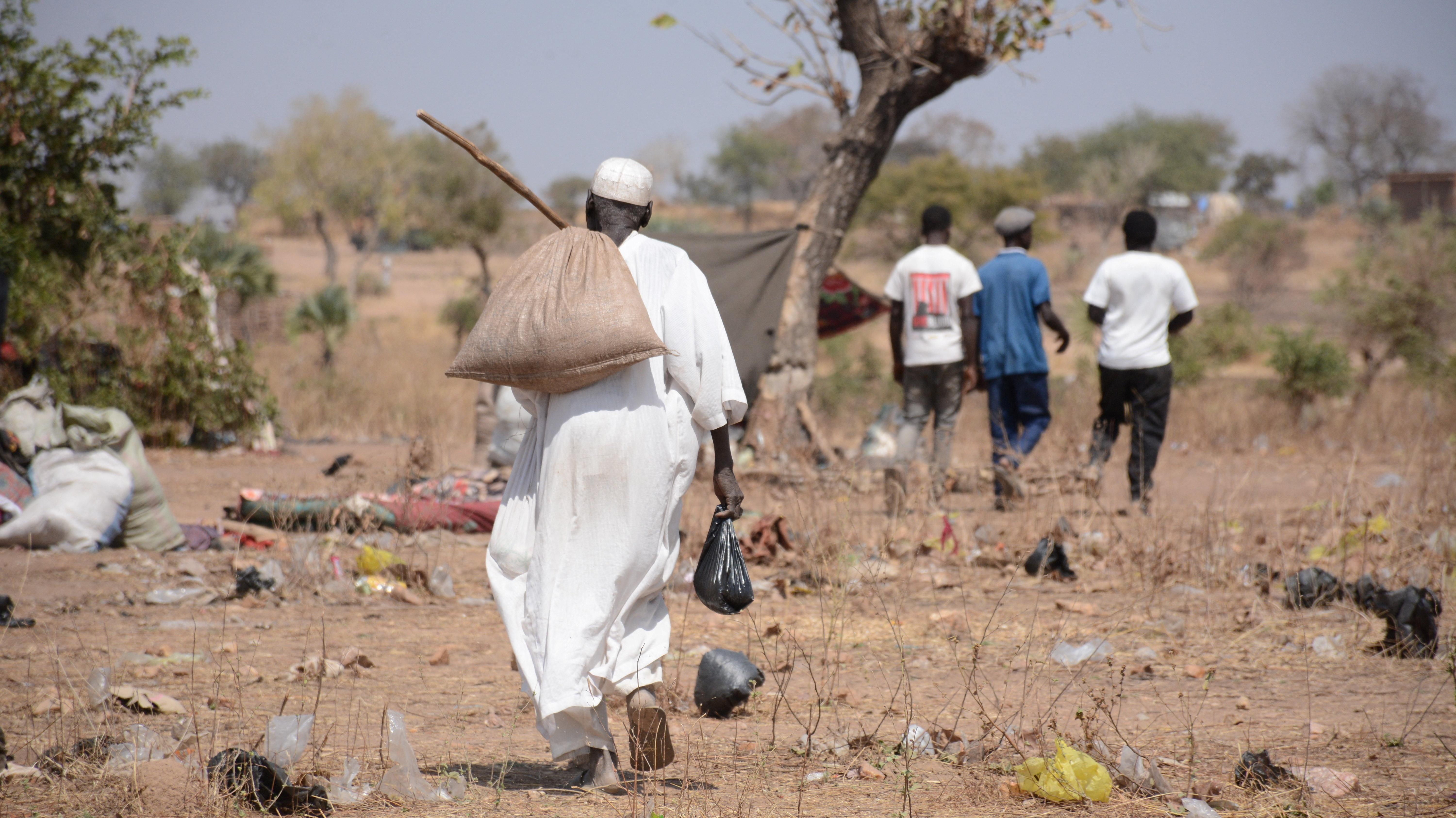 رجل مسن يستلم حصته من المساعدات الغذائية في مخيم أومدولو، في مقاطعة إنجبونج، السودان