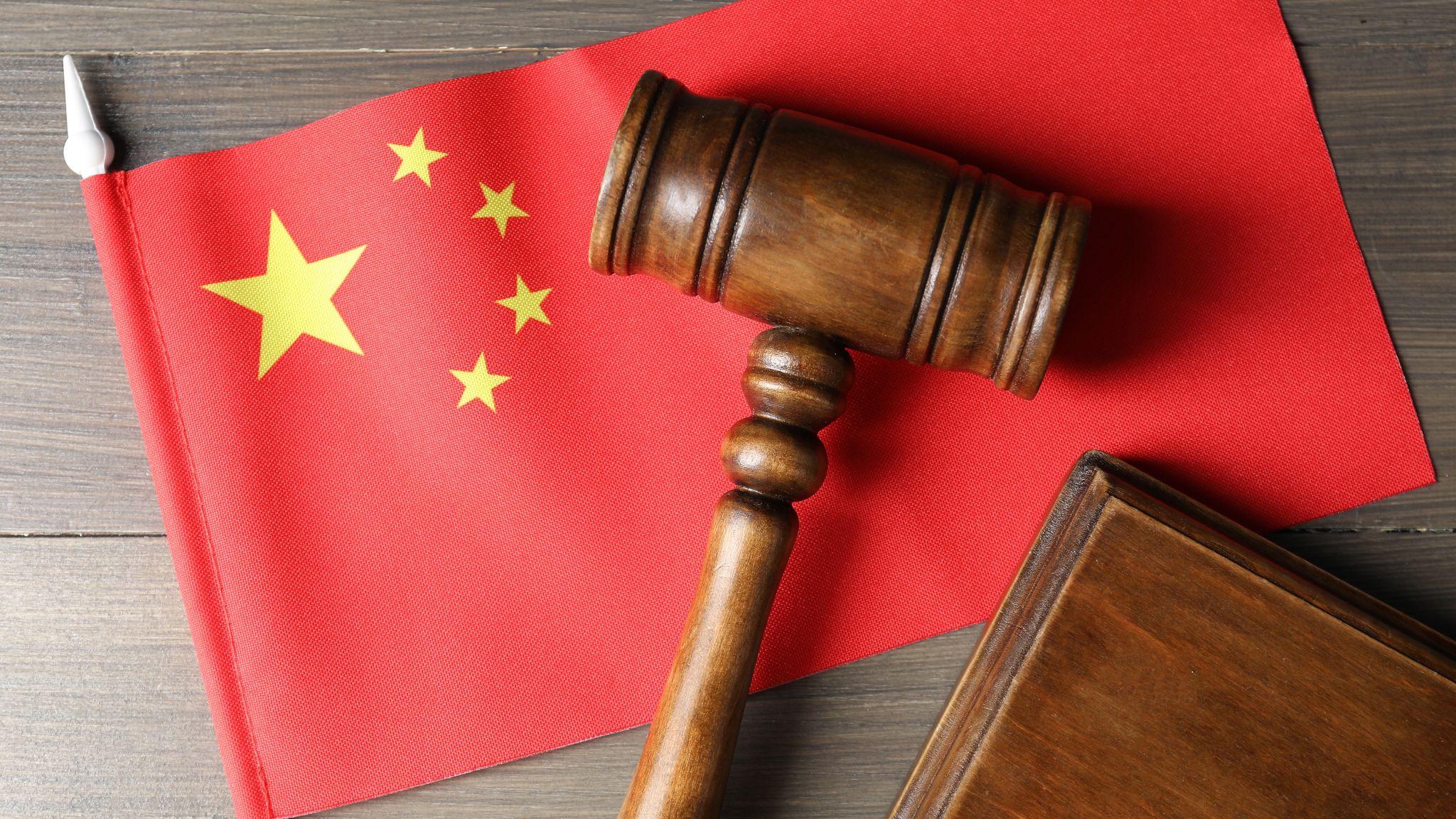 設計圖片：中國國旗（後）與法槌（前）