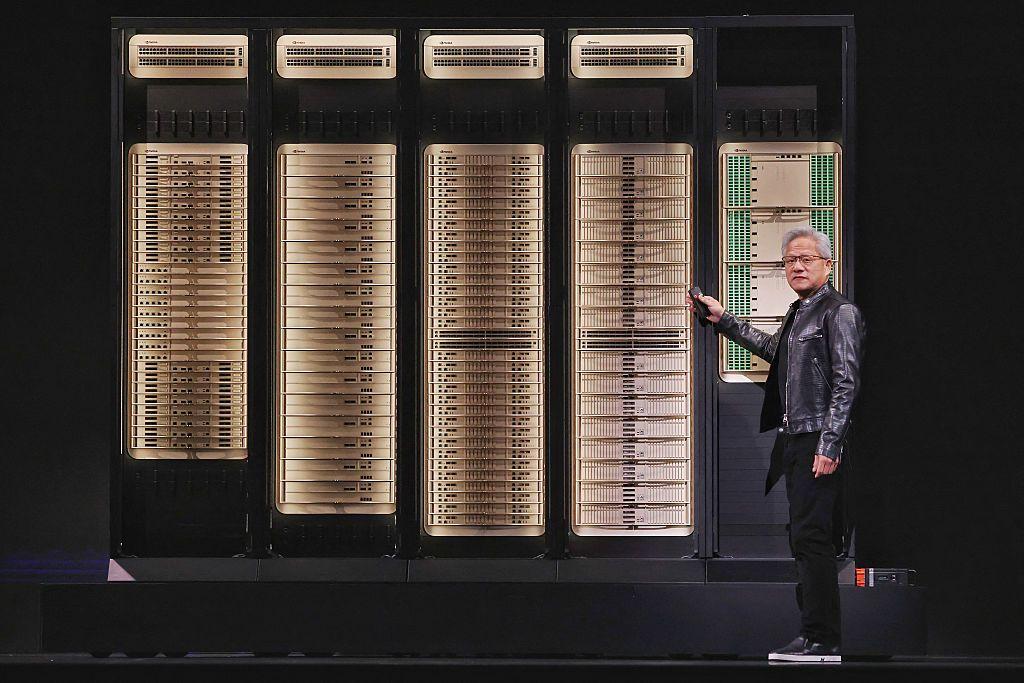 Huang muestra una diapositiva en la que se ve la estructura interna del chip