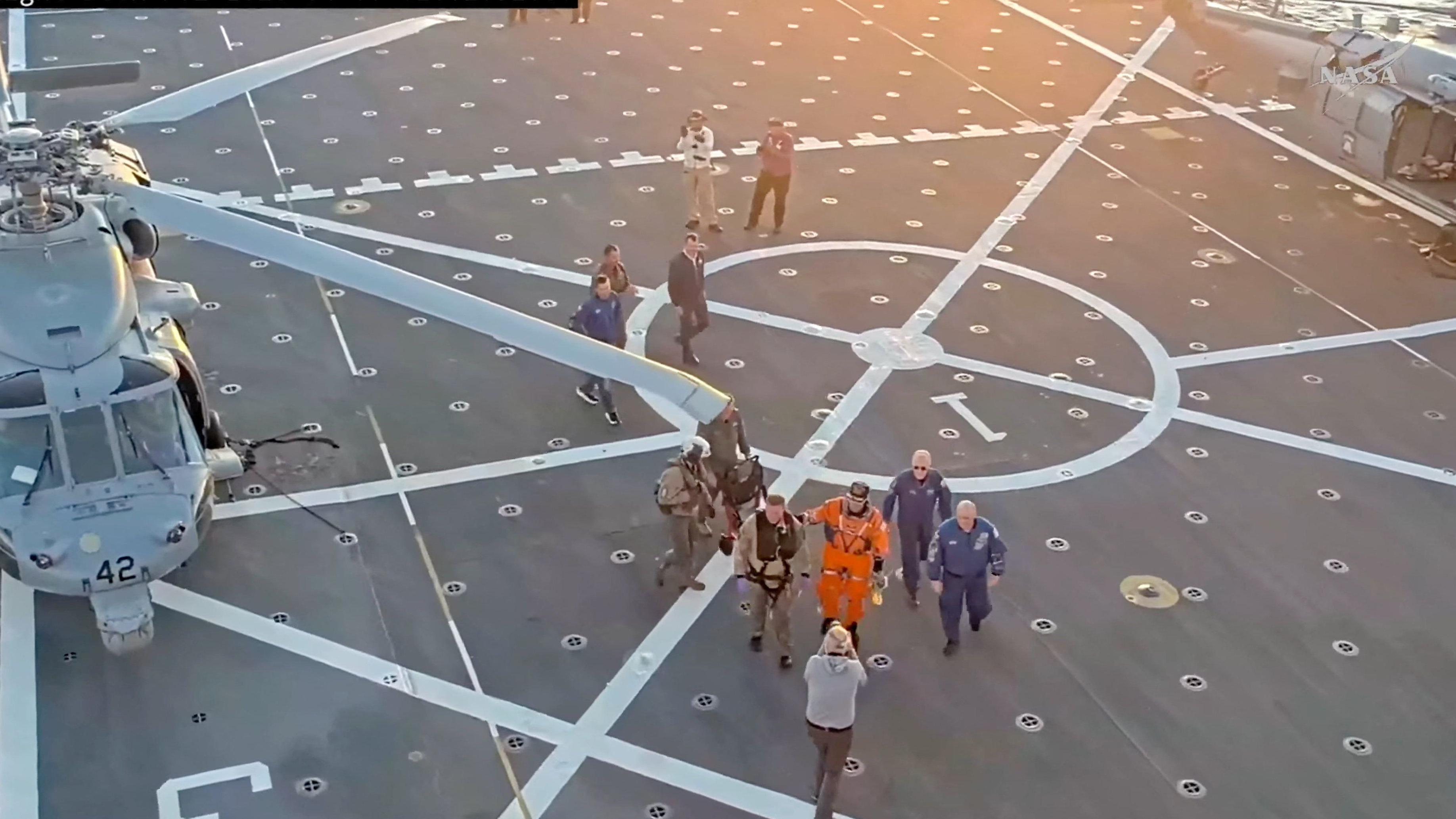 Las imágenes del riesgoso y emotivo regreso de los astronautas de Artemis II a la Tierra