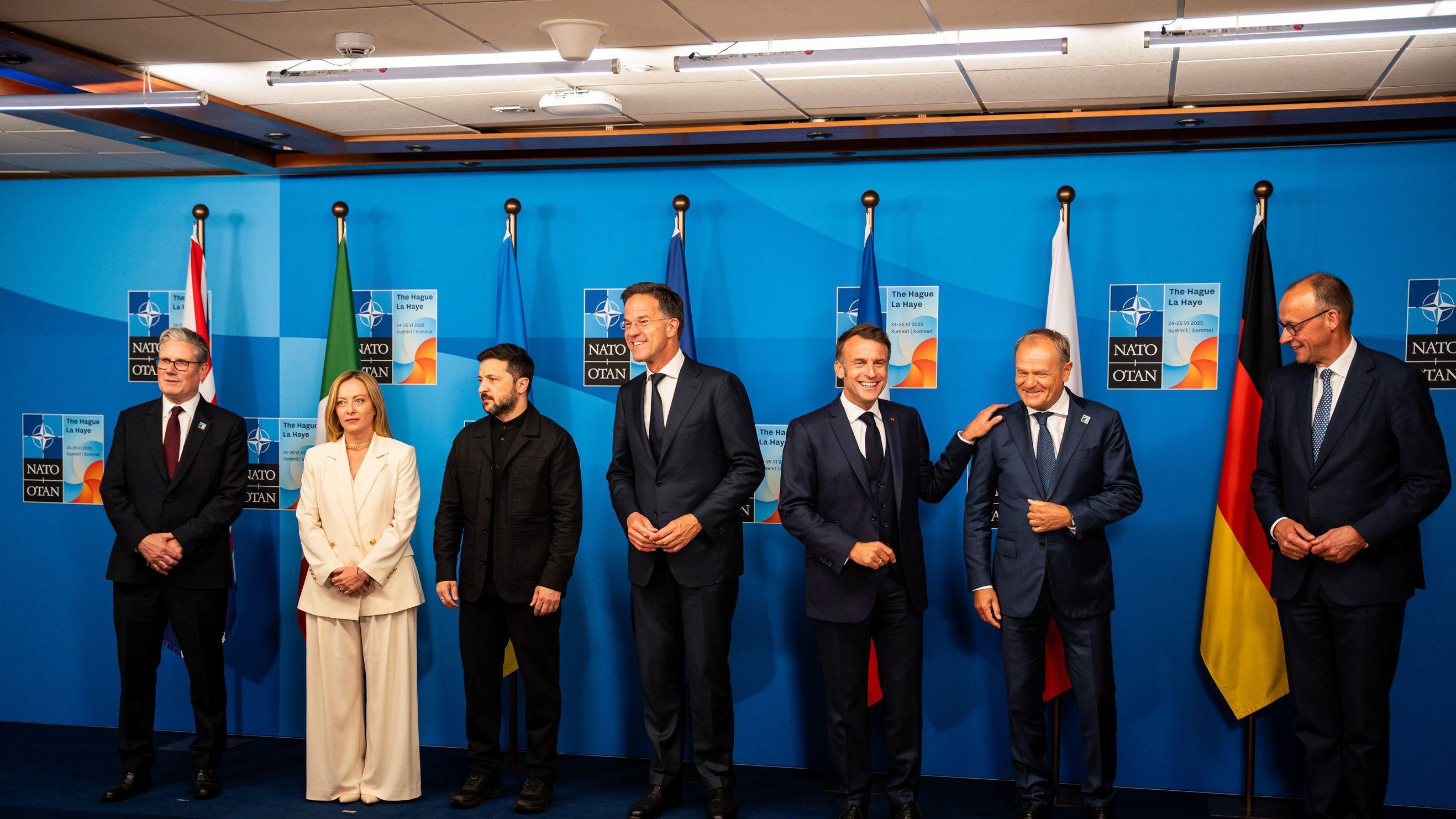 كير ستارمر، رئيس وزراء المملكة المتحدة، جورجيا ميلوني، رئيسة وزراء إيطاليا، فولوديمير زيلينسكي، رئيس أوكرانيا، مارك روته، الأمين العام لحلف شمال الأطلسي (الناتو)، إيمانويل ماكرون، الرئيس الفرنسي، دونالد توسك، رئيس وزراء بولندا، وفريدريش ميرز، المستشار الألماني، من اليسار إلى اليمين، خلال اجتماع في قمة الناتو في لاهاي، هولندا، يوم الأربعاء 25 يونيو/حزيران 2025