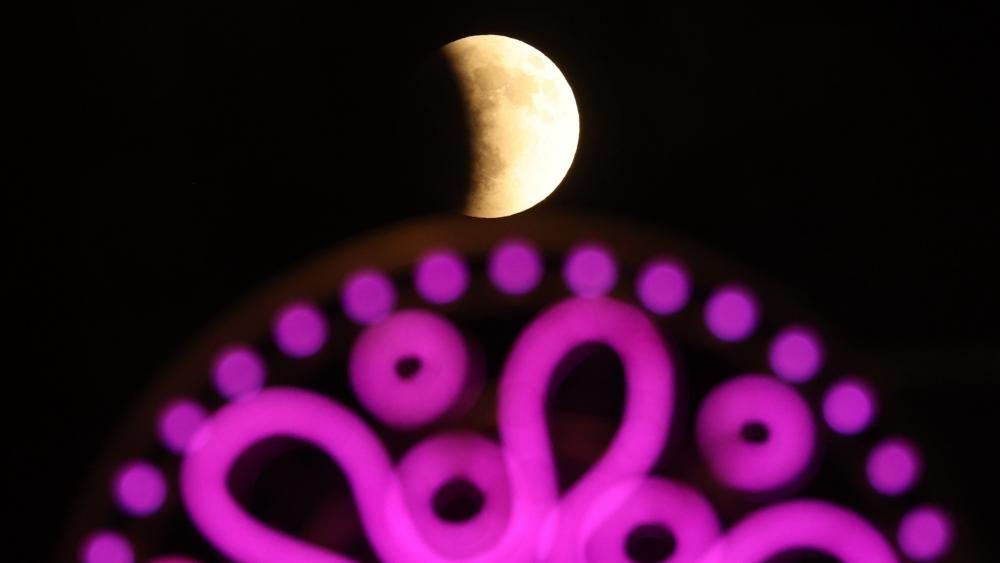A Lua de Sangue com um eclipse lunar parcial visto em Jerusal&eacute;m