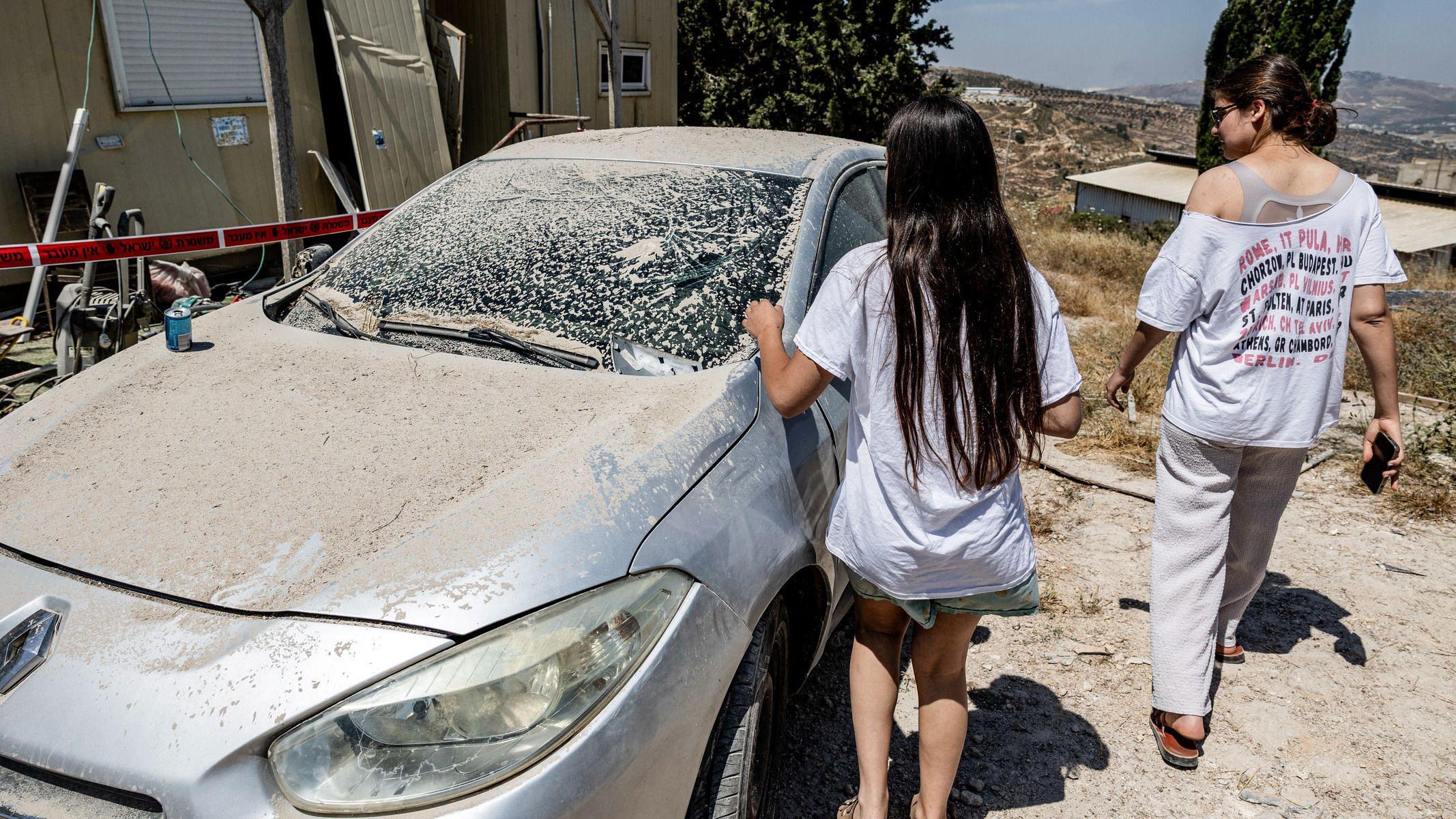 Iran objavio kraj napada posle razmene vatre sa Izraelom, Tramp poziva na smirivanje 1 Dve devojčice pored uništenog automobila