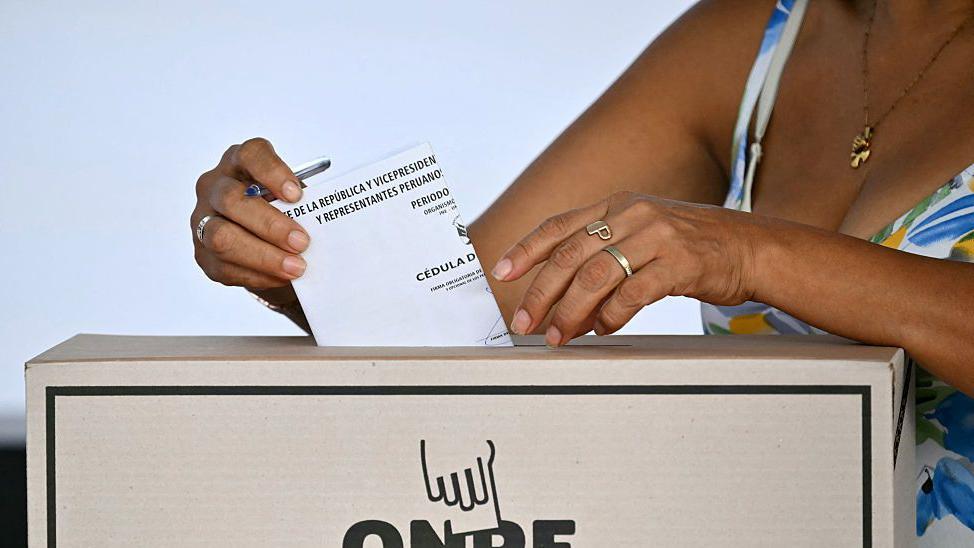 Mujer votando en Perú
