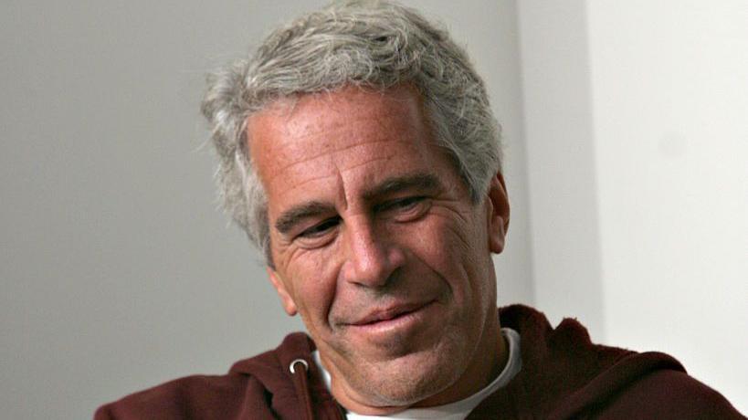 Jeffrey Epstein con un buso vinotinto.