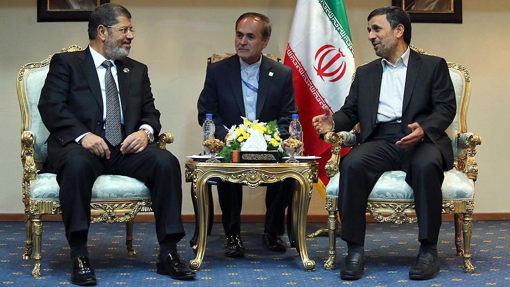 محمد مرسي خلال لقاء جمعه مع نظيره الإيراني أحمد نجاد