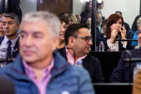 Lázaro Báez (en primer plano) y Cristina Kirchner durante el primer día del juicio por la 