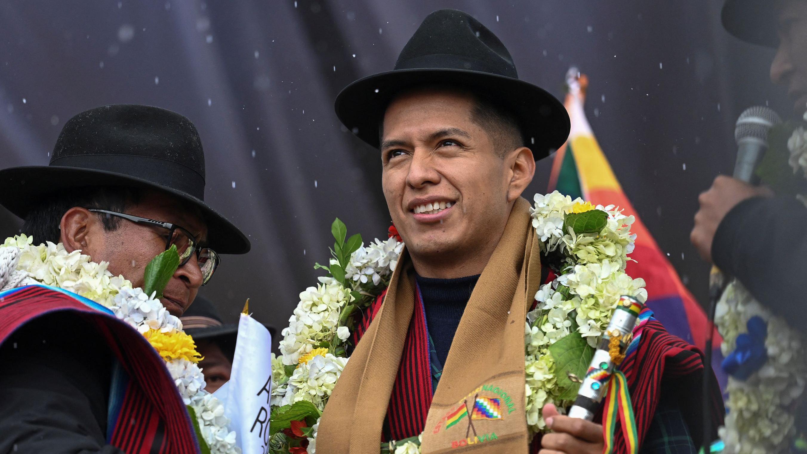 El presidente del Senado de Bolivia, Andrónico Rodríguez, recibe un bastón de mando simbólico al anunciar su candidatura presidencial, en El Alto, Bolivia, el 10 de mayo de 2025.